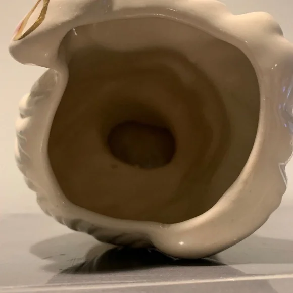 Glamour Girl Head vase ..signed white with gold trim.  Price Firm - Picture 4 of 8